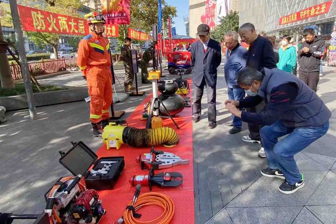 半岛官网入口：“救援神器”集中亮相“消防集市”成市民提升安全意识大课堂(图3)