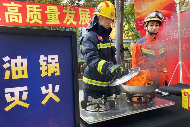 半岛官网入口：“救援神器”集中亮相“消防集市”成市民提升安全意识大课堂(图6)