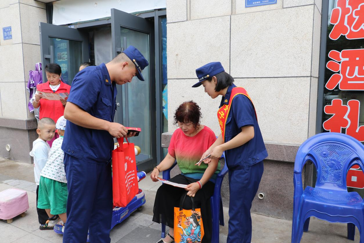 半岛官网入口：甘肃消防：加大检查力度 全方位筑牢消防安全防线(图2)