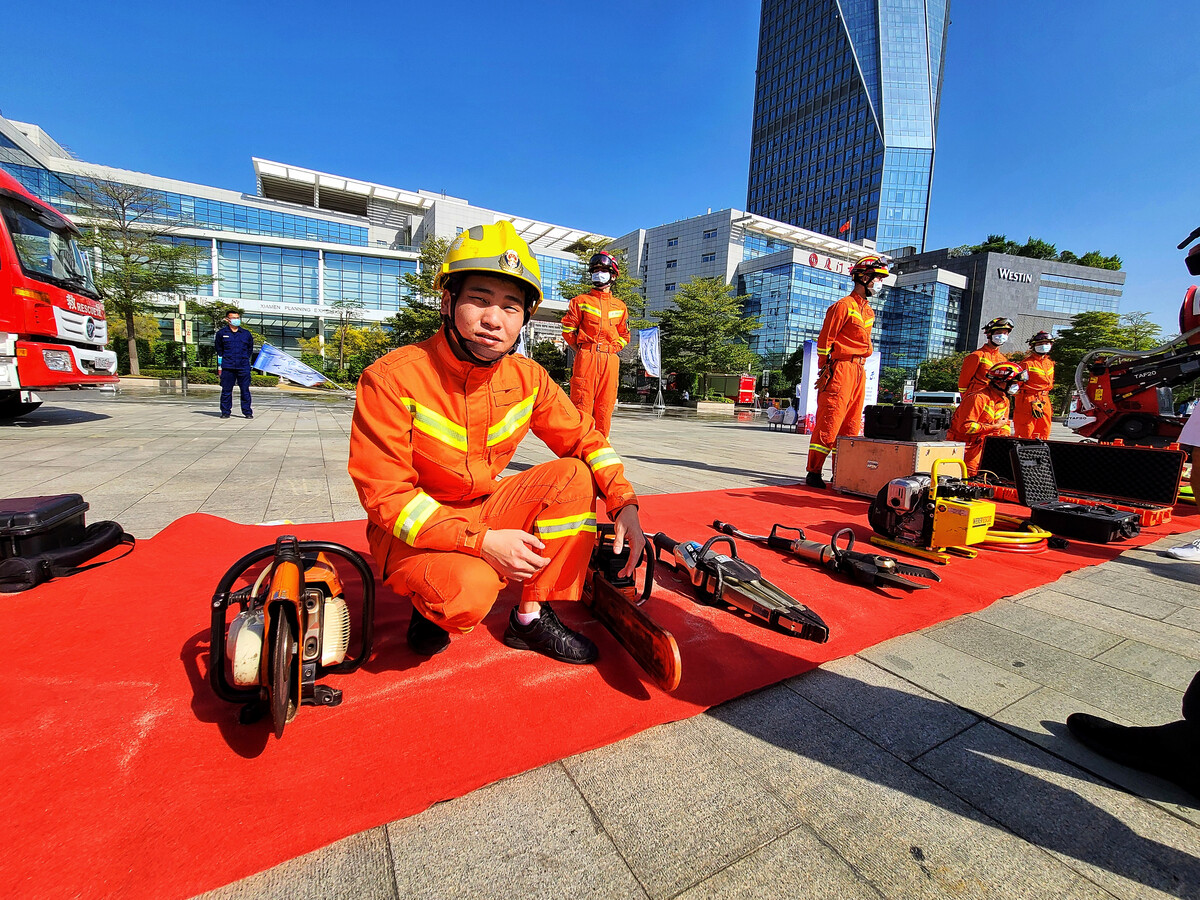 半岛官网：200多种消防器材他倒背如流