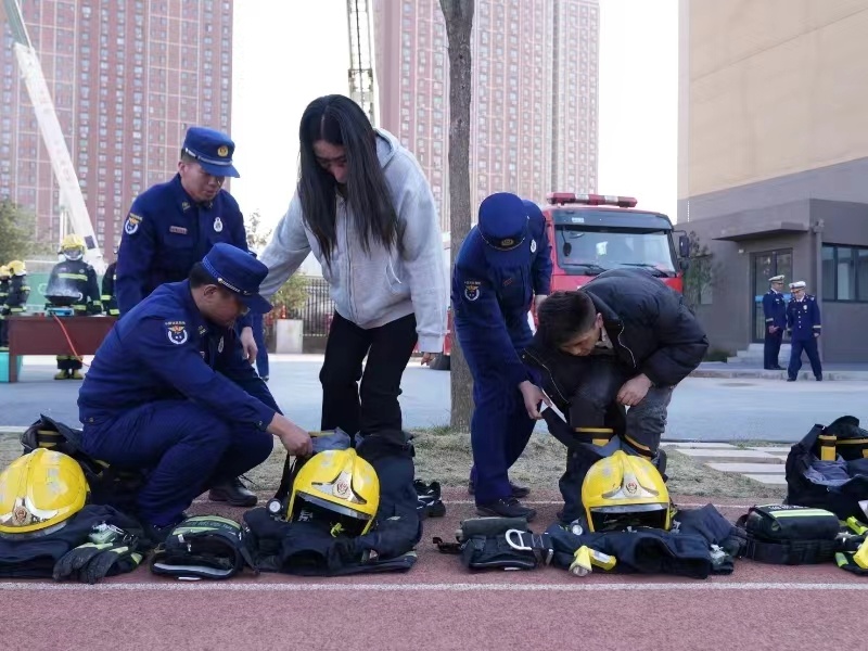 半岛官网下载：半岛官网入口：陕西省消防救援总队开展消防产品科普活动(图2)