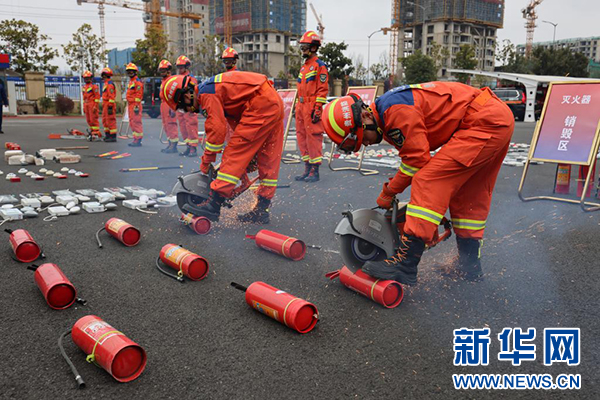 半岛官网下载：半岛官网：贵州：集中销毁假冒伪劣消防产品(图2)