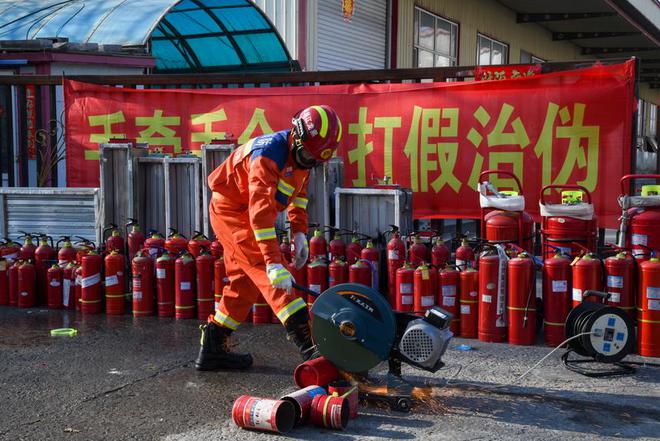 半岛官网入口：半岛官网：哈尔滨市消防救援支队开展消防产品专项整治行动及现场销毁活动(图1)