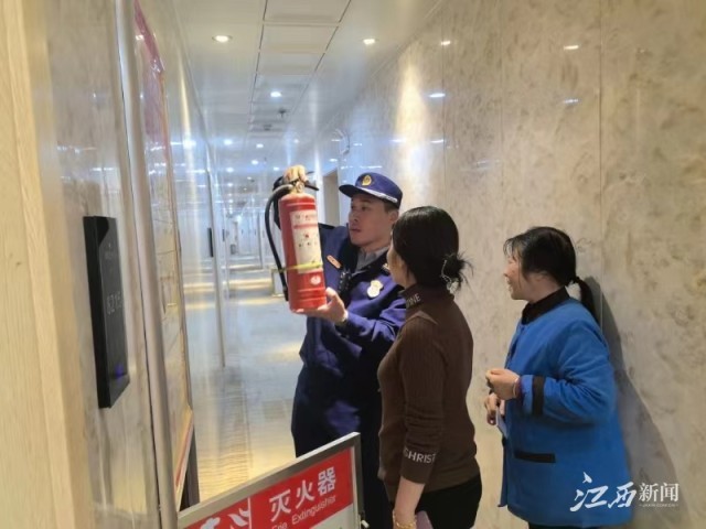 半岛官网入口：半岛官网下载：江西崇仁：开展人员密集场所消防产品专项检查(图1)