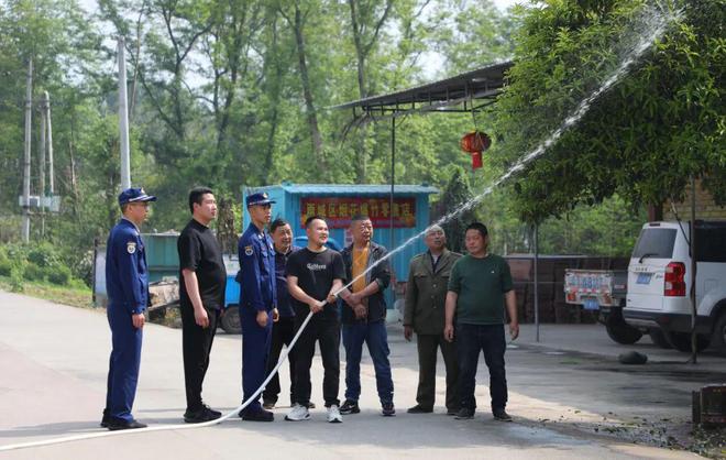 半岛官网入口：1516套！雨城区率先实现农村地区轻便消防水龙全覆盖(图4)