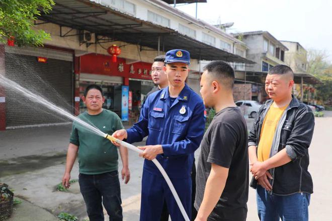 半岛官网入口：1516套！雨城区率先实现农村地区轻便消防水龙全覆盖(图1)